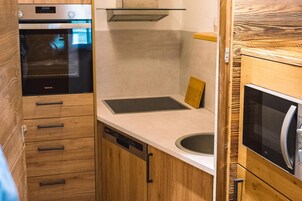 舒适公寓, 阳台, 山景 | 客房内保险箱、免费 WiFi