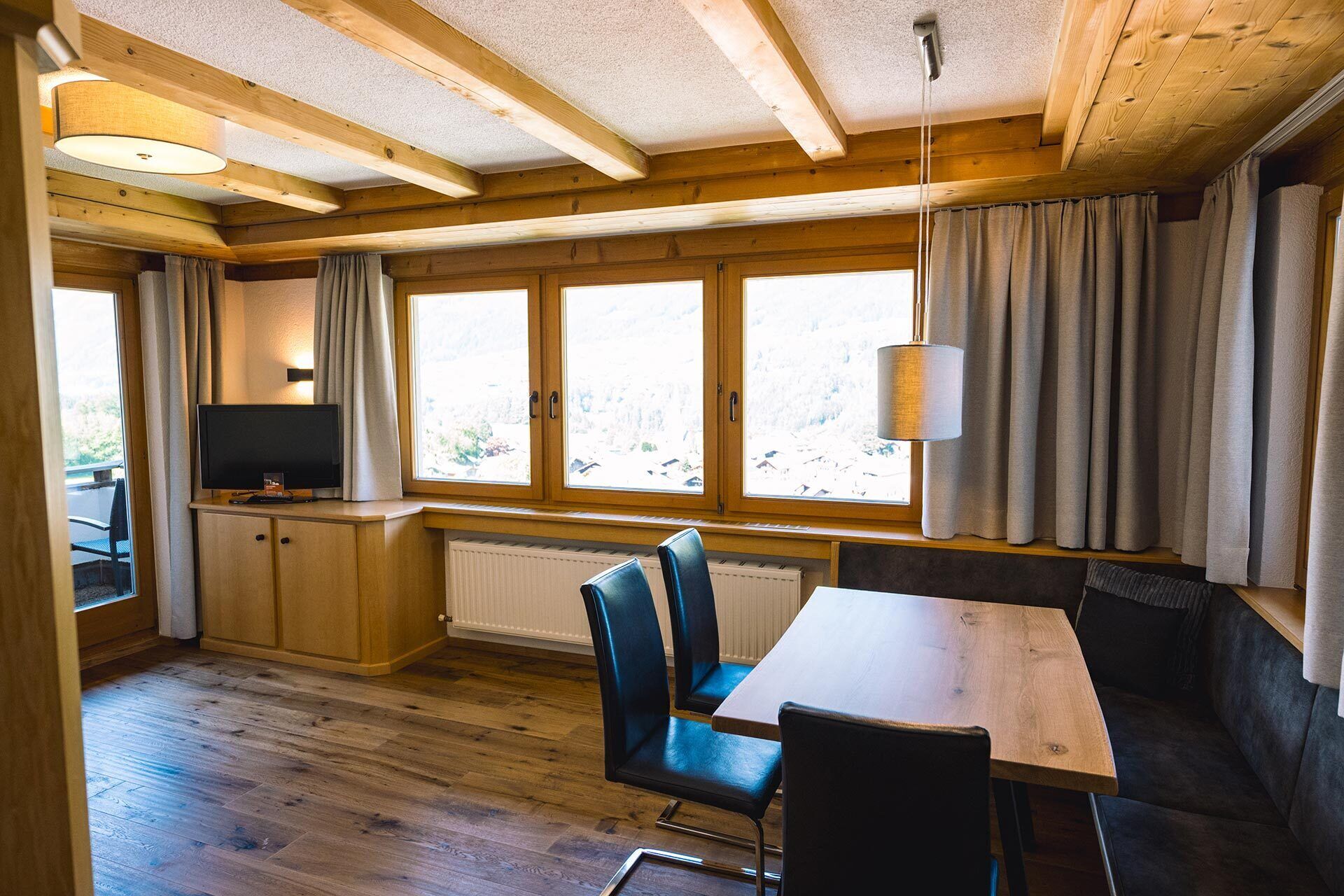 Junior-Apartment, Balkon, Bergblick | Zimmersafe, kostenloses WLAN