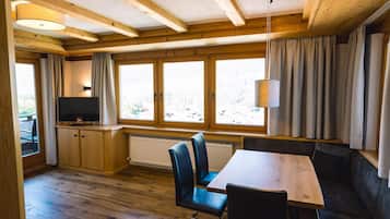 Junior-Apartment, Balkon, Bergblick | Zimmersafe, kostenloses WLAN