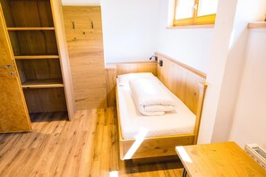 Apartamento família, sacada, vista para a montanha | Cofres nos quartos, escrivaninha, Wi-Fi de cortesia, roupa de cama