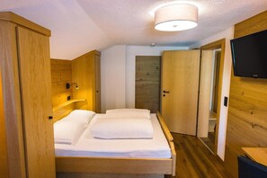 Junior appartement, balkon, uitzicht op bergen | Een kluis op de kamer, gratis wifi