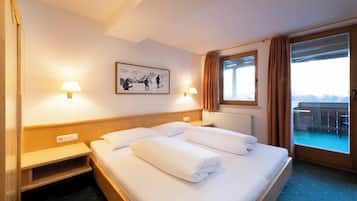 Standard Studio Suite, Balcony, Mountain View | In-room safe, free WiFi