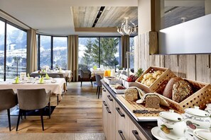 Tägliches Frühstücksbuffet (18.00 EUR pro Person)