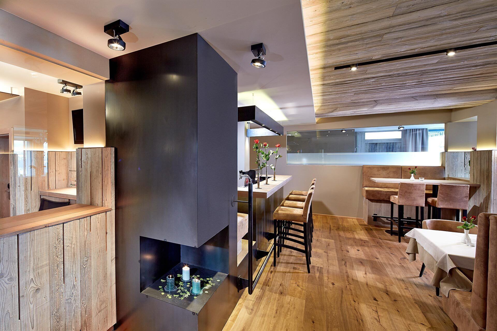 Breakfast and dinner served