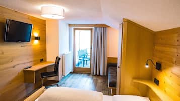 Junior-Apartment, Balkon, Bergblick | Zimmersafe, Schreibtisch, kostenloses WLAN, Bettwäsche