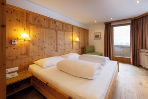 Quarto casal superior, vista para a montanha | Cofres nos quartos, escrivaninha, Wi-Fi de cortesia, roupa de cama