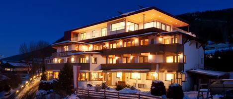 Fassade der Unterkunft – Abend/Nacht