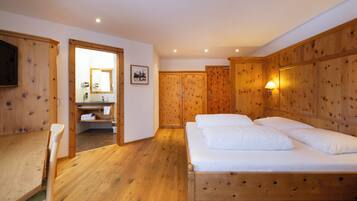 In-room safe, free WiFi