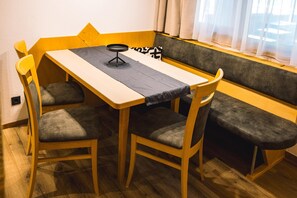 Apartemen Comfort, balkon, pemandangan gunung | Brankas dan Wi-Fi gratis