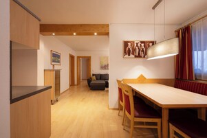 家庭公寓, 阳台, 山景 | 客房内保险箱、免费 WiFi