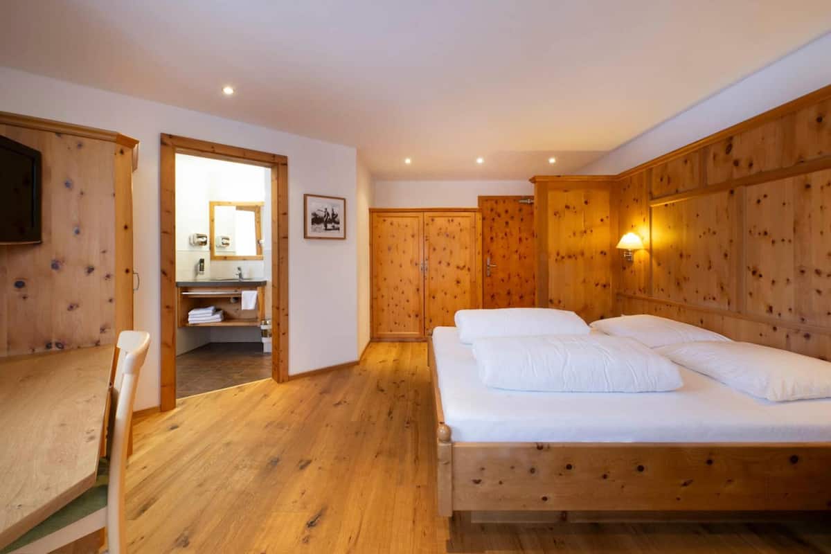In-room safe, desk, WiFi (free), bed sheets