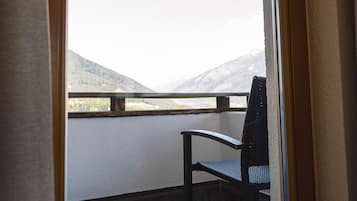 Junior-Apartment, Balkon, Bergblick | Zimmersafe, kostenloses WLAN