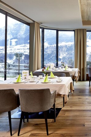 Serveert ontbijt en diner