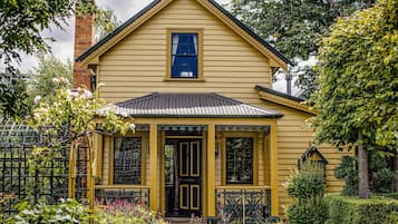 Deluxe cottage, 1 queensize bed, bubbelbad, uitzicht op tuin | Luxe beddengoed, donzen dekbedden, pillowtop-bedden, een minibar