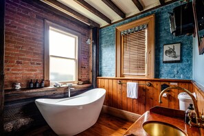 Casa de campo Deluxe, chimenea, en la zona del patio | Baño | Artículos de higiene personal gratuitos, secador de pelo y albornoces