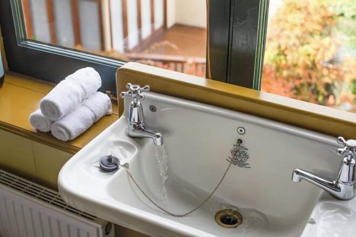 Baño | Artículos de higiene personal gratuitos, secador de pelo y albornoces