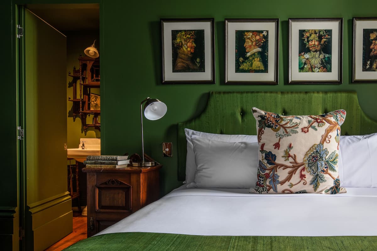Kamar Double Superior, pemandangan kebun, lantai dasar | Seprai premium, selimut bulu angsa, bantalan ekstra lembut, dan minibar