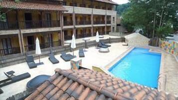 Piscine couverte, piscine extérieure, chaises longues