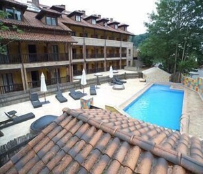 室内游泳池，室外游泳池，09:00 至 20:00 开放，日光浴躺椅