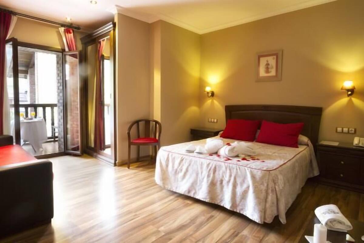 In-room safe, soundproofing, WiFi (free)