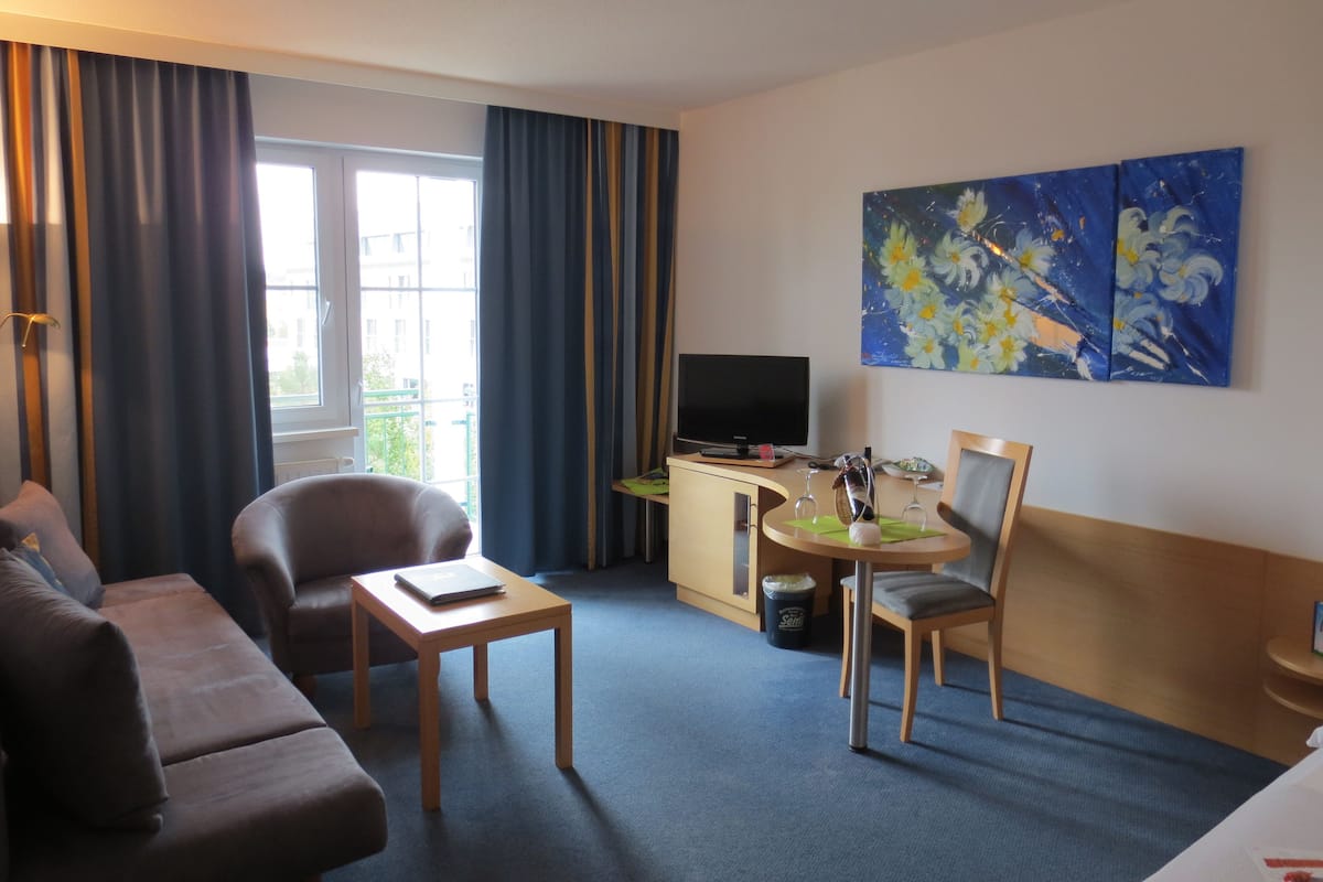 Suite Deluxe, balcone | Area soggiorno | TV