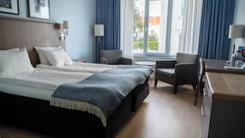 Kahden hengen standard-huone (kaksi sänkyä) (Havsbris Tvåbäddsrum) | Tallelokero huoneessa, silitysrauta/-lauta, ilmainen Wi-Fi