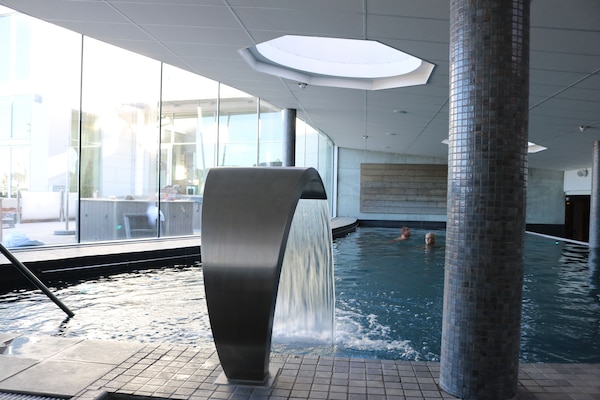 Een sauna, een stoombad, hotstone-massages, Zweedse massages, body wraps