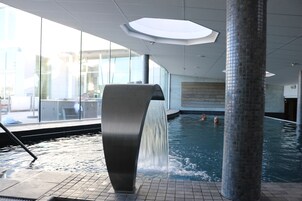 Un sauna, baño turco, masajes con piedras calientes, masajes suecos