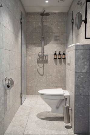 Varvsrum | 욕실 | 샤워 시설, 무료 세면용품, 헤어드라이어, 목욕가운