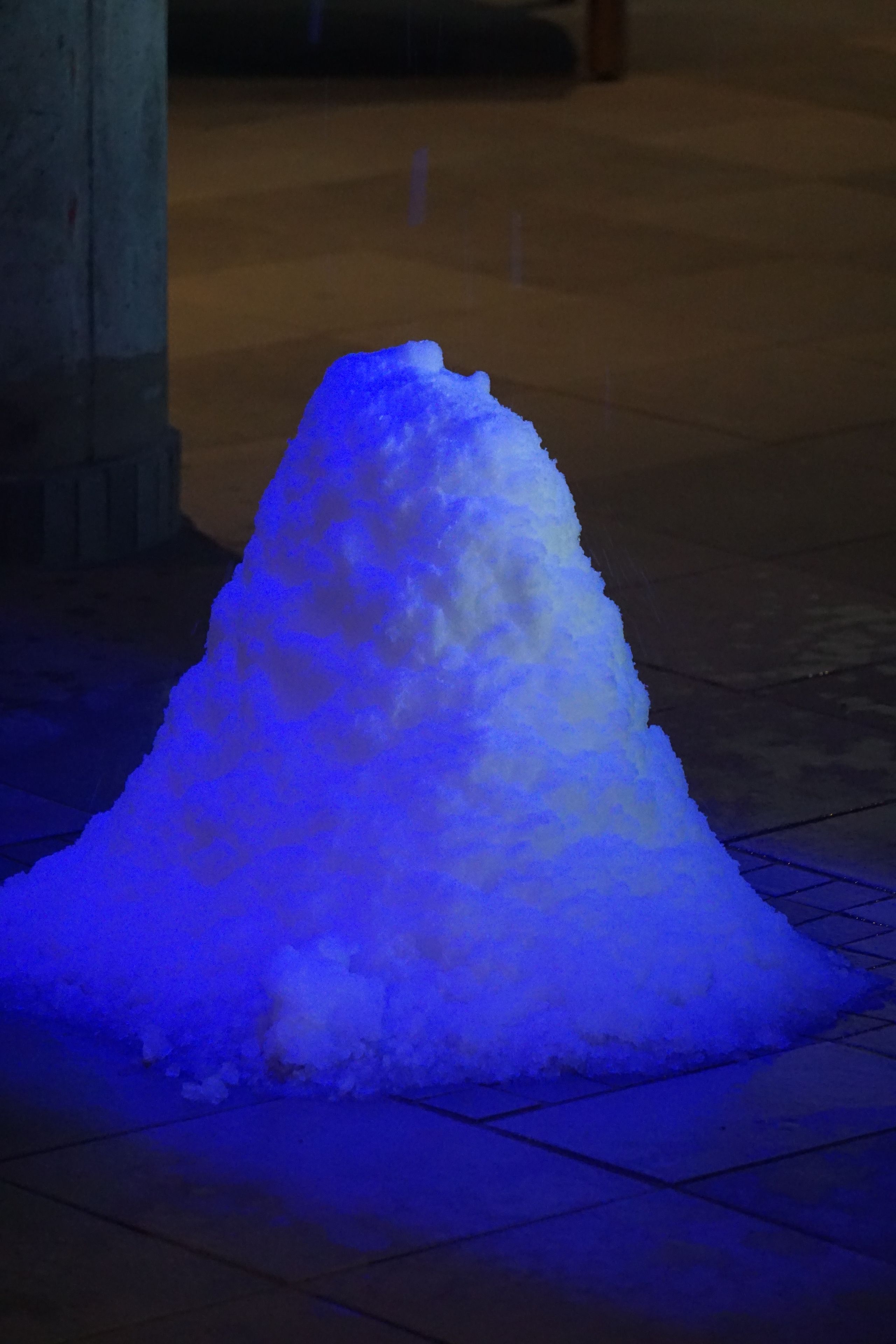 Una formación de nieve iluminada con luces azules.