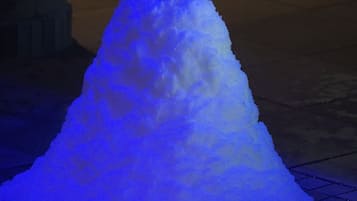 Una formación de nieve iluminada con luces azules.