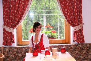 Se sirven desayunos, cenas y cocina local 