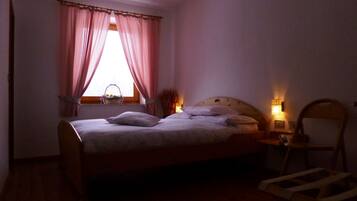 Doppia Deluxe, balcone, vista montagna | Una cassaforte in camera, una scrivania, tende oscuranti