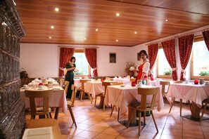 Breakfast and dinner served, local cuisine