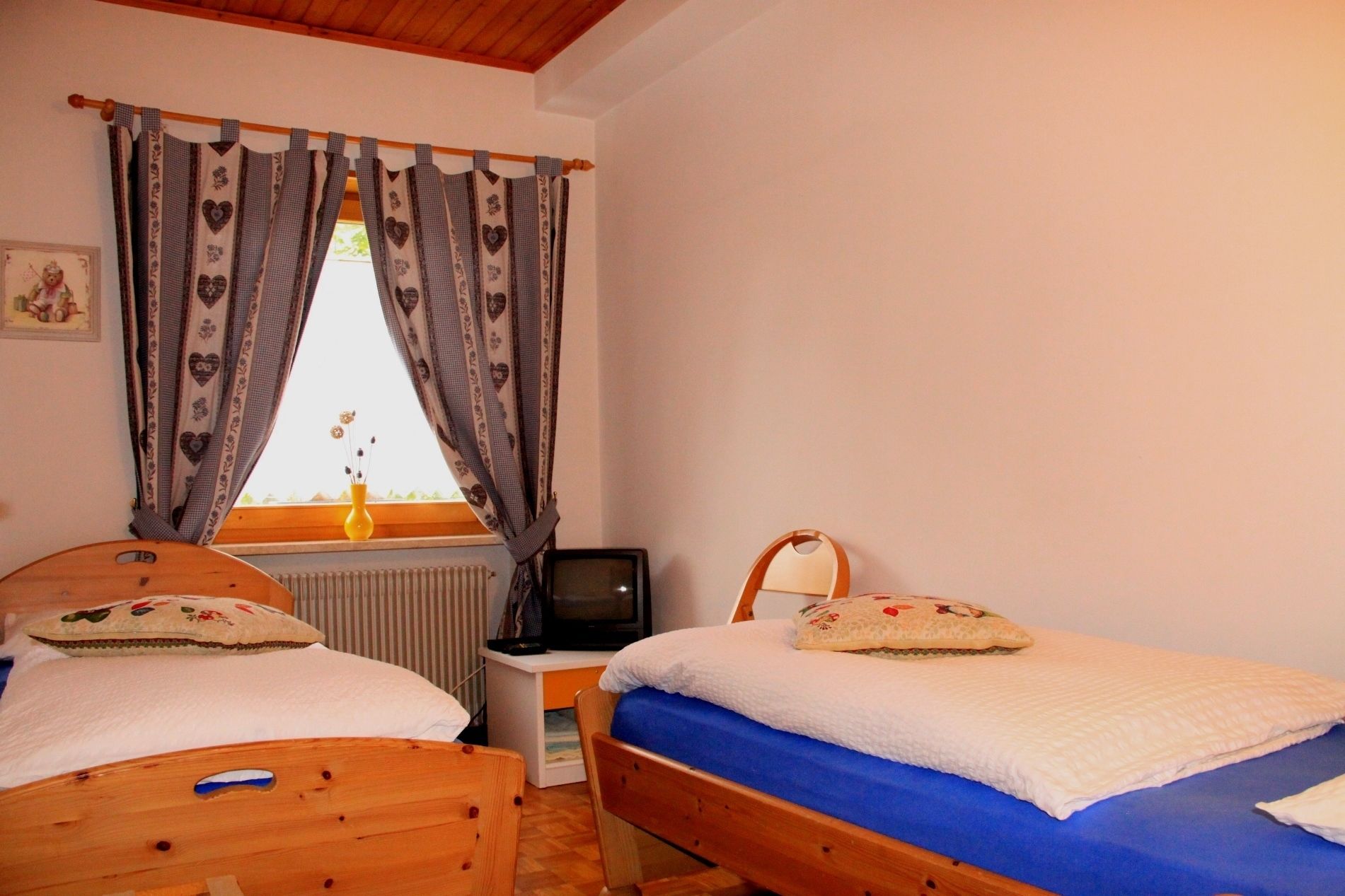 family room, 2 bedrooms, mobility accessible | children’s theme room