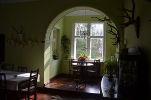 Serviço de café da manhã, almoço, jantar; vistas para o jardim
