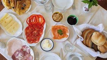 Se sirven desayunos, comidas y cenas con vista al jardín