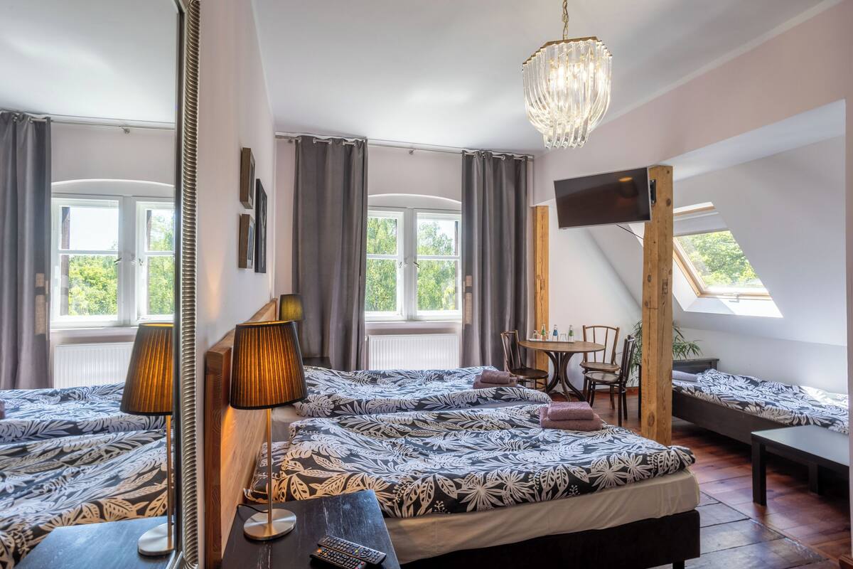 Klassieke kamer, 1 twee- of 2 eenpersoonsbedden | Een bureau, extra bedden (toeslag), gratis wifi, individueel gedecoreerd