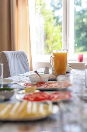 Desayuno completo gratuito y diario