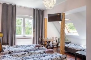 Habitación clásica con 1 cama doble o 2 individuales | Decoración individual, mobiliario individual, escritorio