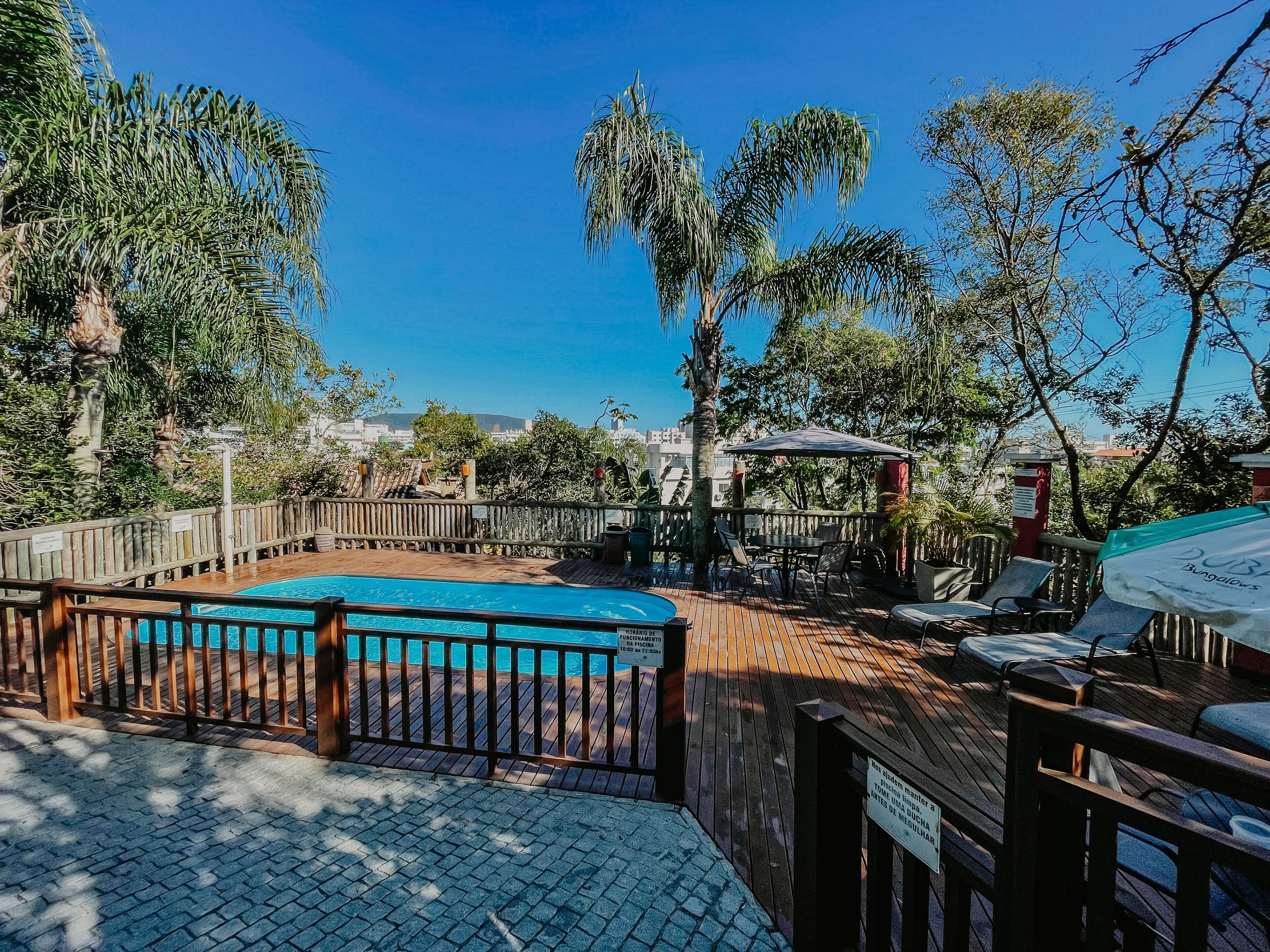 Piscina externa, funciona das 10h às 22h, guarda-sóis, espreguiçadeiras