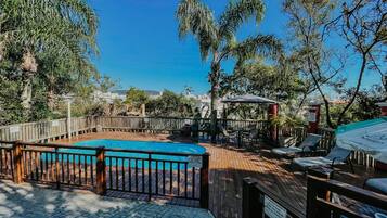 Piscina externa, funciona das 10h às 22h, guarda-sóis, espreguiçadeiras