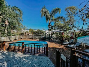 Piscina externa, funciona das 10h às 22h, guarda-sóis, espreguiçadeiras