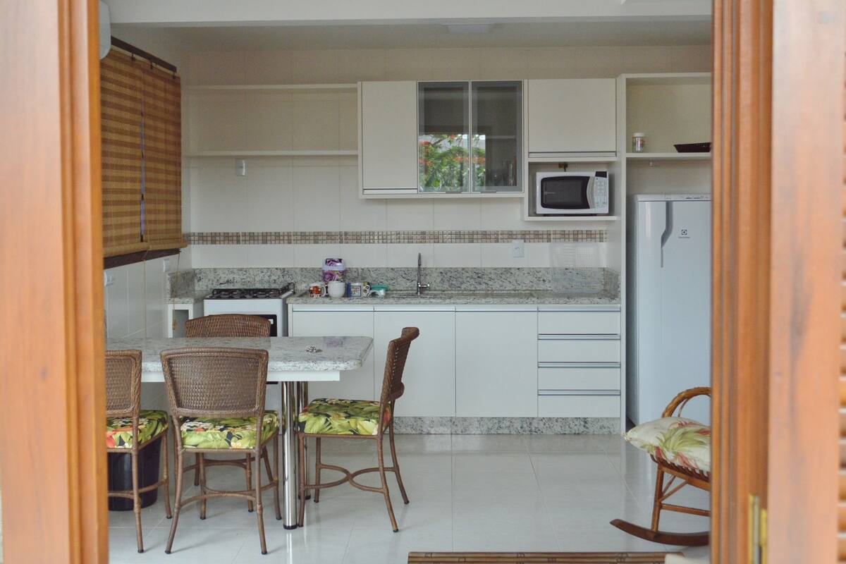 Lemari es besar, microwave, oven, dan kompor