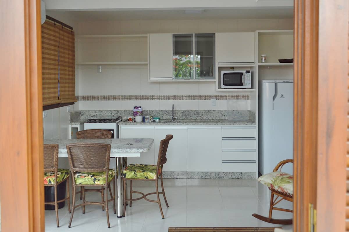Full-sized fridge, microwave, oven, stovetop