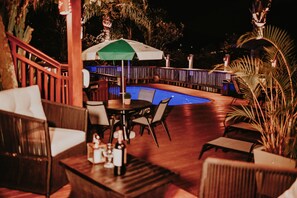 室外游泳池，10:00 至 22:00 开放，池畔遮阳伞，日光浴躺椅