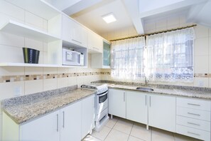 1 phòng ngủ, nệm có lớp đệm bông, két bảo mật tại phòng, bàn 