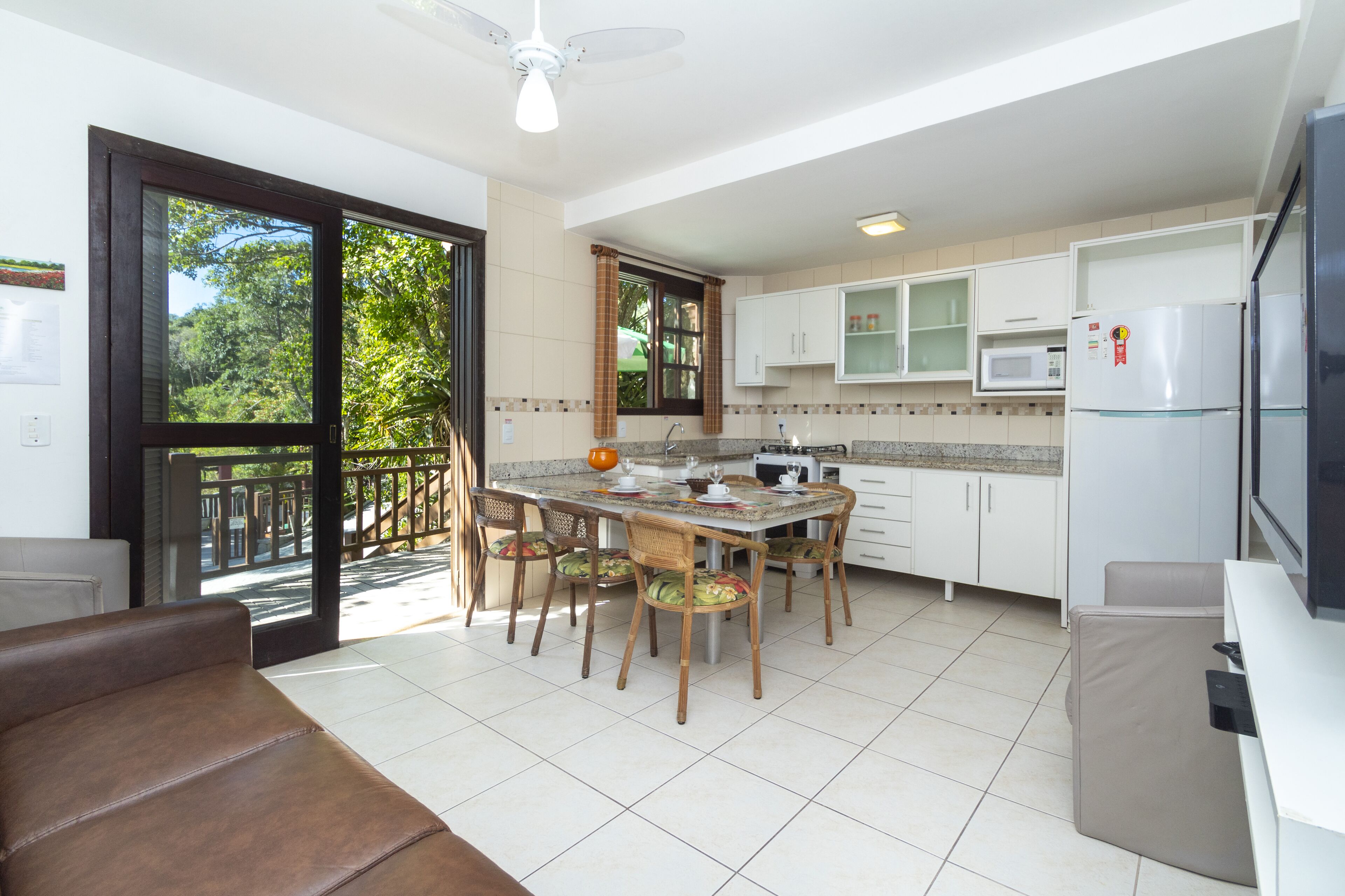 Bangalô família | Cozinha privada | Geladeira grande, micro-ondas, fogão, cooktop