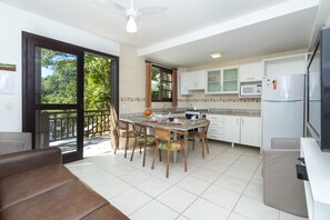 Family Bungalow | Dapur peribadi | Peti sejuk/penyejuk beku saiz penuh, ketuhar gelombang mikro, ketuhar 