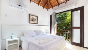 Un dormitorio con cama, mesita de noche y un cuadro en la pared.